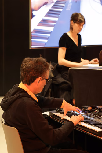 Dans le cadre de l'exposition actuelle Musica ex Machina, des artistes-chercheur·euses de l'Orpheus Instituut de Gand (BE) explorent l'espace intermédiaire. Ils·elles présentent des instruments nouveaux et étendus, des interfaces inédites, des objets quotidiens réaffectés et l'espace lui-même. Nous faisons l'expérience de l'interaction entre musiciens et algorithmes, de la mécanique à l'IA, dans la composition, l'improvisation et l'installation, pour sonder la technicité inhérente à la musique et à la fabri