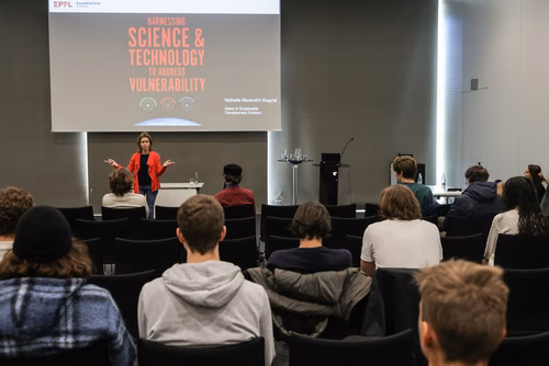 Un événement d’envergure pour préparer son avenir. Comme chaque année, l’EPFL, via son Service de promotion de l’éducation et en collaboration avec ses facultés, se réjouit d'accueillir les gymnasiennes et gymnasiens sur son campus. L’École propose de venir découvrir ses filières de formation, sa communauté estudiantine, son corps enseignant, ses équipes de recherche, les divers services dédiés aux étudiantes et étudiants débutant à l’EPFL, ainsi que les multiples associations chargées d’animer la vie socia