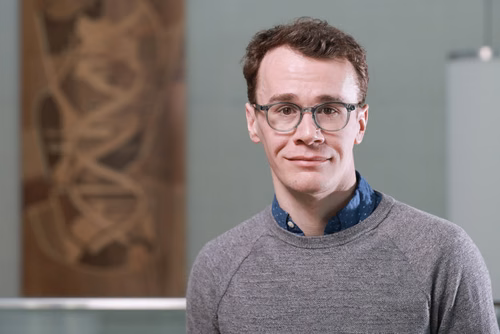 James Priestley est récemment devenu boursier du programme ELISIR (EPFL Life Sciences Independent Research). Dans ses recherches sur la mémoire, il a notamment recours à la réalité virtuelle pour étudier comment les souris stockent de nouvelles informations dans leur cerveau.
