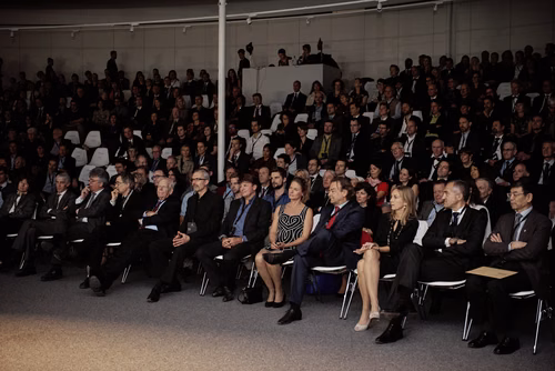 La première édition du gala EPFL Alumni a réuni près de 650 diplômé.es au Rolex Learning Center. Ils ont pu participer à une soirée festive et entendre le Prof. Patrick Aebischer – Président de l’EPFL jusqu’à fin 2016 – et le Prof. Martin Vetterli – Président de l’EPFL dès 2017 – échanger sur la transmission de Présidence.