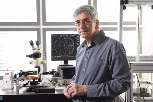 En 2021, Dragan Damjanovic a été élu meilleur enseignant de la section des matériaux. Après avoir passé plus de trente ans à l’EPFL, le scientifique prend sa retraite.