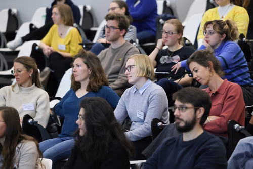 Bien que la représentation des étudiantes à l'EPFL ait progressé au cours des dix dernières années - atteignant désormais 30% -, de nombreux défis demeurent pour l'accès des filles et des femmes aux études et aux carrières scientifiques.