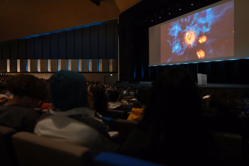 Un événement d’envergure pour préparer son avenir. Comme chaque année, l’EPFL, via son Service de promotion de l’éducation et en collaboration avec ses facultés, se réjouit d'accueillir les gymnasiennes et gymnasiens sur son campus. L’École propose de venir découvrir ses filières de formation, sa communauté estudiantine, son corps enseignant, ses équipes de recherche, les divers services dédiés aux étudiantes et étudiants débutant à l’EPFL, ainsi que les multiples associations chargées d’animer la vie socia