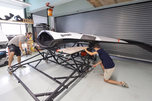 L’équipe SP80 vient d’accrocher pour la première fois un kite à son bateau, une nouvelle étape vers la tentative de battre le record du monde de vitesse à la voile et d’atteindre 150km/h à la seule force du vent. Un projet qui rassemble depuis cinq ans alumni, étudiantes et étudiants de l’EPFL.