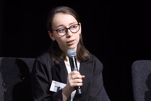 Bien que la représentation des étudiantes à l'EPFL ait progressé au cours des dix dernières années - atteignant désormais 30% -, de nombreux défis demeurent pour l'accès des filles et des femmes aux études et aux carrières scientifiques.