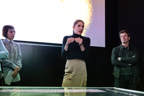 Les arbres peuvent vivre plus de 1000 ans, les modèles climatiques actuels prévoient les changements climatiques jusqu'à un peu plus de 100 ans dans le futur. Que se passera-t-il ensuite? La collaboration entre le Plant Ecology Research Lab (PERL) de l'EPFL, l'artiste de performance Maja Renn et le designer et artiste Krzysztof Wronski a donné naissance à un voyage spéculatif dans le temps et dans le futur proche des arbres indigènes.