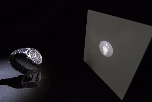 Des scientifiques de l’EPFL ont trouvé comment produire des images en contrôlant les reflets que la lumière produit en passant au travers de matières transparentes. Cette technologie étonnante est aujourd’hui commercialisée par une start-up, Rayform. Lumière caustique, Romain Testuz. le 27 juillet 2016