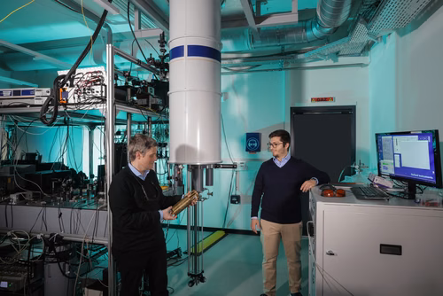 Des ingénieurs de l’EPFL ont créé un dispositif capable de convertir efficacement la chaleur en tension électrique à des températures inférieures à celles présentes dans l’Espace. Cette innovation pourrait permettre de surmonter un obstacle de taille au développement des technologies d’informatique quantique, qui nécessitent des températures extrêmement basses pour un fonctionnement optimal.