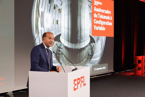 On September 21st, EPFL celebrate the 30th anniversary of its flagship experiment, the Tokamak à Configuration Variable (TCV). Operated by the Swiss Plasma Center as part of the EUROfusion Consortium, it is one of the key European facilities for the ITER project, which aims to demonstrate the scientific and technological feasibility of fusion as an energy source, and the development of DEMO, whose objective is to prove its commercial feasibility. The TCV Tokamak represents a major asset in the global effort