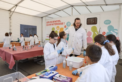 Rempli d’expérimentations ludiques, Le Bus des sciences de l’EPFL part ce printemps à la rencontre des écoles de Suisse romande. Un programme pédagogique lancé il y a quinze ans, qui a permis à plus de 45'000 enfants de découvrir les sciences et les technologies.