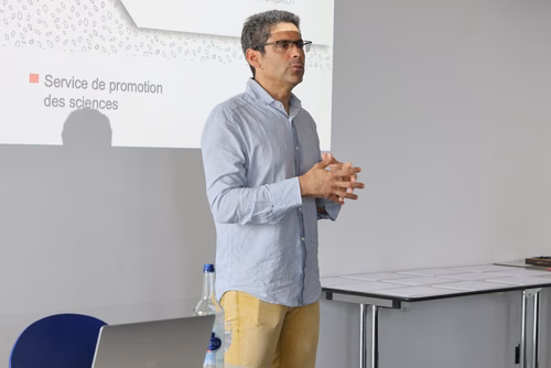 Le concours Alkindi-suisse est une compétition de cryptographie qui a lieu chaque année et ouverte aux classes de 9e, 10e et 11e secondaires. Il est organisé par l’EPFL, les associations Animath et France-ioi. La participation est entièrement gratuite.