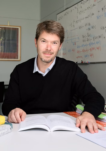 Julien Hugonnier professeur ordinaire de finance au Collège du management de la technologie (CDM).