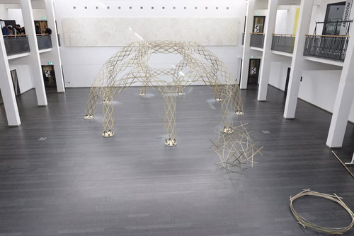 Une collaboration entre le Laboratoire d’informatique géométrique de l’EPFL et une artiste britannique débouche sur la création d’une impressionnante structure en bambous tressés.