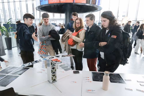 Un événement d’envergure pour préparer son avenir. Comme chaque année, l’EPFL, via son Service de promotion de l’éducation et en collaboration avec ses facultés, se réjouit d'accueillir les gymnasiennes et gymnasiens sur son campus. L’École propose de venir découvrir ses filières de formation, sa communauté estudiantine, son corps enseignant, ses équipes de recherche, les divers services dédiés aux étudiantes et étudiants débutant à l’EPFL, ainsi que les multiples associations chargées d’animer la vie socia