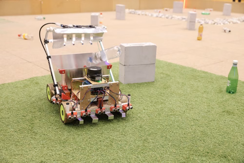 Quatre équipes de trois étudiants ont travaillé pendant un semestre pour concevoir et construire un robot de A à Z. Lors de la compétition, chacun des robots aura 10 minutes pour récolter le plus grand nombre de bouteilles vides et les ramener à la station de recyclage.
