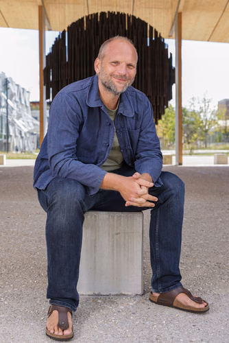 It’s not easy to convince engineering students that learning about the human and social sciences can be useful. Yet that’s precisely what Jean-François Bert has set out to do, (almost) always with a smile. Winner of the 2023 best teacher award for EPFL’s Social and Human Sciences (SHS) Program