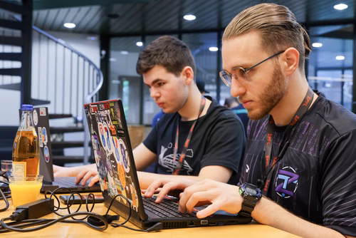 Capture The Flag (capture du drapeau) ou CTF est une compétition de cybersécurité dont le but est de faire de l’ingénierie inverse, de décrypter et de pirater des systèmes informatiques pour capturer des drapeaux et gagner des points pour son équipe. Final