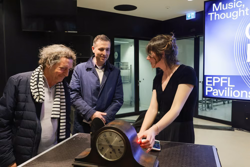 Dans le cadre de l'exposition actuelle Musica ex Machina, des artistes-chercheur·euses de l'Orpheus Instituut de Gand (BE) explorent l'espace intermédiaire. Ils·elles présentent des instruments nouveaux et étendus, des interfaces inédites, des objets quotidiens réaffectés et l'espace lui-même. Nous faisons l'expérience de l'interaction entre musiciens et algorithmes, de la mécanique à l'IA, dans la composition, l'improvisation et l'installation, pour sonder la technicité inhérente à la musique et à la fabri