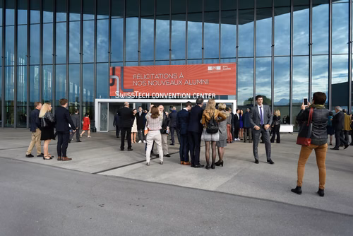  La traditionnelle cérémonie de la Magistrale a mis les diplômés 2018 à l'honneur. Ils l'attendaient depuis cinq ans: ce samedi était enfin le jour de la remise des diplômes de Master de l'EPFL pour 1043 étudiants. Cet événement a réuni 3000 personnes au STCC, dont les étudiants et leur famille, leurs professeurs et de nombreux invités, parmi lesquels le Conseiller fédéral Guy Parmelin.