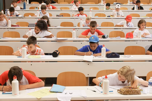 Le championnat des jeux mathématiques et logiques est une compétition populaire et scolaire organisée chaque année à l’échelon européen. Il voit s’affronter des passionné·e·s de mathématiques de toutes générations venus d’une douzaine de pays. Sa finale internationale, qui a traditionnellement lieu à Paris, sera cette année organisée à Lausanne (EPFL). La FSJM gère depuis plus de 30 ans l’organisation de ce championnat en Suisse. Finale sur le Campus EPFL