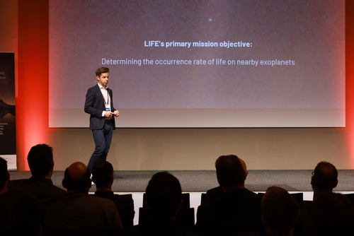 Challenges and opportunities in the space field. Practical and useful information for space industries and newcomers in the domain.