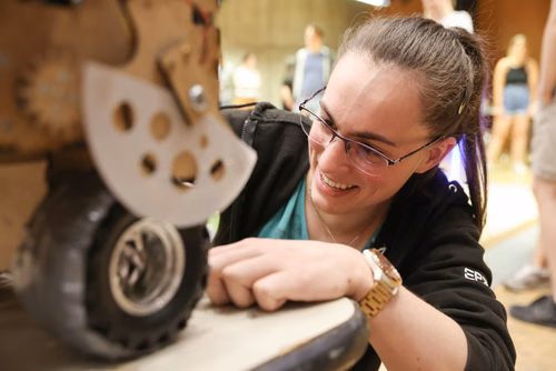 Quatre équipes de trois étudiants ont travaillé pendant un semestre pour concevoir et construire un robot de A à Z. Lors de la compétition, chacun des robots aura 10 minutes pour récolter le plus grand nombre de bouteilles vides et les ramener à la station de recyclage.