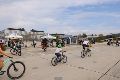 Cap sur l'Ouest, la fête du district de l’Ouest lausannois en mobilité douce, débarque à nouveau à l'EPFL avec une halte festive sur la place Cosandey !