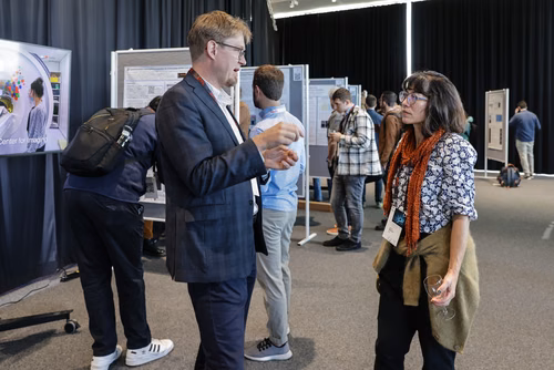 The theme of the conference is “Enabling Discovery by Integrating Microscopy, Machine Learning, and Automation”. The first of its kind in the field, it will bring together about 150 scientists from Europe and abroad working at the forefront of imaging, AI, and hardware development to re-imagine the microscope of the future. Posters session