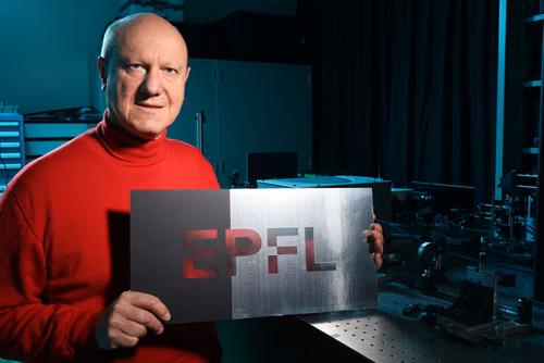 Des chercheurs de l’EPFL ont mis au point une nouvelle technique d’impression : enlever de la matière plutôt que d’en ajouter. Ce procédé pourra se révéler utile dans l’impression de billets de banque ou de documents d’identité.