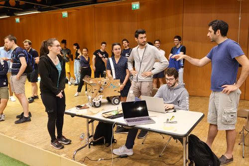 Quatre équipes de trois étudiants ont travaillé pendant un semestre pour concevoir et construire un robot de A à Z. Lors de la compétition, chacun des robots aura 10 minutes pour récolter le plus grand nombre de bouteilles vides et les ramener à la station de recyclage.