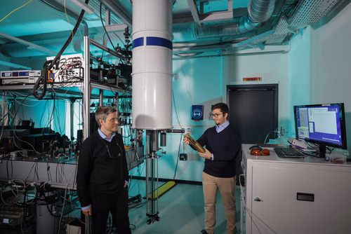 Des ingénieurs de l’EPFL ont créé un dispositif capable de convertir efficacement la chaleur en tension électrique à des températures inférieures à celles présentes dans l’Espace. Cette innovation pourrait permettre de surmonter un obstacle de taille au développement des technologies d’informatique quantique, qui nécessitent des températures extrêmement basses pour un fonctionnement optimal.