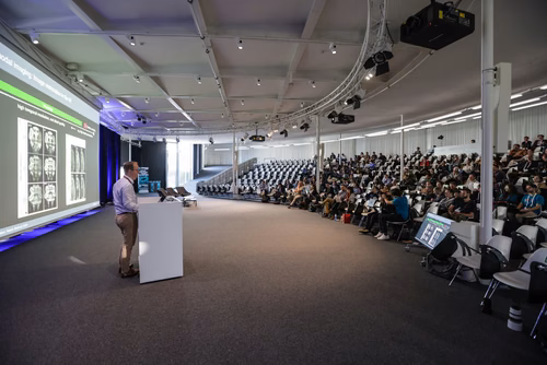 The theme of the conference is “Enabling Discovery by Integrating Microscopy, Machine Learning, and Automation”. The first of its kind in the field, it will bring together about 150 scientists from Europe and abroad working at the forefront of imaging, AI, and hardware development to re-imagine the microscope of the future.