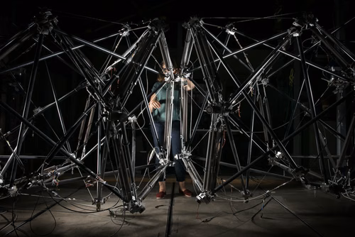 Les structures établies par la tenségrité sont un type de structures mobiles capables de changer de forme et de taille. Les simulations, intégrées dans un algorithme de recherche aléatoire et combinée avec diverses mesures, permettent d’optimiser et de contrôler la structure. Laboratoire d’informatique et de mécanique appliquées à la construction (MAC), Ian Smith.