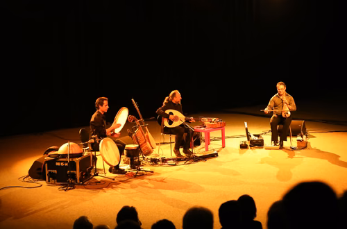 De l'Espagne à la Turquie, de la Grèce à l'Afghanistan, au fil de compositions originales portées par une myriade d'instruments du bassin méditerranéen et d'au-delà, les influences et les timbres se croisent dans des pièces de toute beauté.