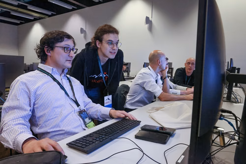 Cette année, la Faculté informatique et communications célèbre son 20e anniversaire, une étape importante dans un domaine qui s’est transformé au cours des deux dernières décennies. Durant cette période, des milliers d’étudiantes et étudiants en bachelor, en master et en doctorat ont obtenu leur diplôme, et ont ensuite contribuer à l’évolution de la branche, tant dans le milieu universitaire que dans le secteur privé.