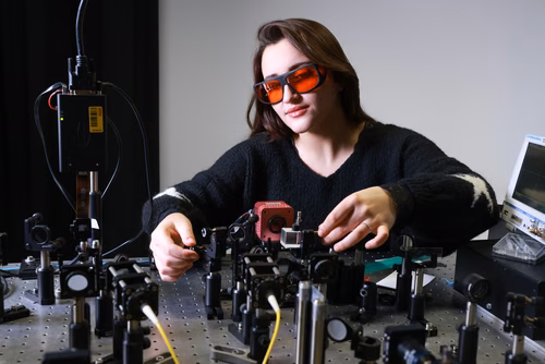 Originaire de Tunisie, Ghalia Dhaoui est arrivée à l’EPFL pour faire un bachelor en micro-ingénierie. Au printemps prochain, elle obtiendra son diplôme de la toute première promotion de master en sciences et ingénierie quantiques de l’EPFL, où elle est spécialisée dans le matériel quantique.