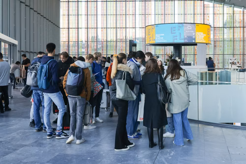 Un événement d’envergure pour préparer son avenir. Comme chaque année, l’EPFL, via son Service de promotion de l’éducation et en collaboration avec ses facultés, se réjouit d'accueillir les gymnasiennes et gymnasiens sur son campus. L’École propose de venir découvrir ses filières de formation, sa communauté estudiantine, son corps enseignant, ses équipes de recherche, les divers services dédiés aux étudiantes et étudiants débutant à l’EPFL, ainsi que les multiples associations chargées d’animer la vie socia