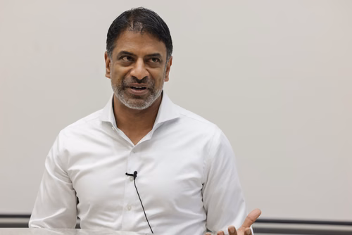 Martin Vetterli, President of EPFL, and Vas Narasimhan, Chief Executive Officer of Novartis, on a series of topics including how AI is reshaping the future of medecine, insights into leadership and the key role Switzerland plays in research and innovation.