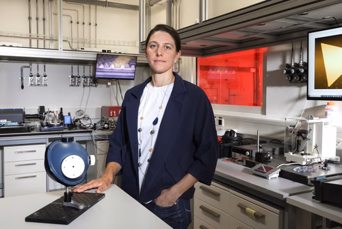 Professeure assistante tenure track en génie mécanique, Giulia Tagliabue est la lauréate de l’EPFL Award for best teaching. Spécialisée dans les moyens de produire de l’énergie à l’aide de nanotechnologies, elle met tout en œuvre pour que les étudiantes et étudiants tirent le meilleur profit de ses cours.