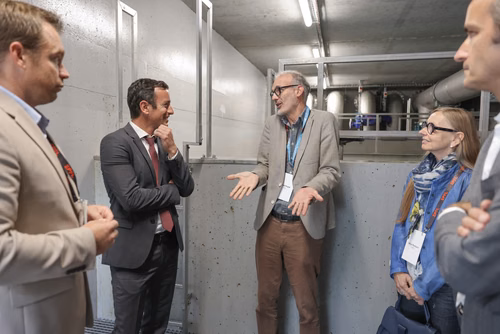 Après 3 ans de travaux, l’EPFL inaugure aujourd’hui sa nouvelle centrale thermique qui permet au campus lausannois de se chauffer et de se refroidir intégralement avec l’eau du lac et en exploitant la chaleur dégagée par son centre de données. Pour l’École, il s’agit d’une étape majeure en vue d’atteindre la neutralité carbone.