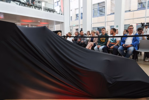L’équipe a dévoilé mercredi soir sa nouvelle voiture de Formula Student électrique dans le nouveau makerspace de l’EPFL. Elle participera à quatre compétitions cet été en Europe. Artemis, la nouvelle voiture de Formula Student de l'EPFL Racing Team.