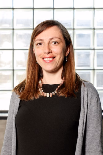 Professeure assistante de micro-ingénierie, Cristina Benea-Chelmus se passionne pour la création de nouvelles choses. En tant que directrice adjointe du nouveau Centre pour les sciences et l’ingénierie quantiques de l’EPFL, elle explorera de récentes technologies photoniques hybrides qui peuvent être bénéfiques aux applications quantiques.