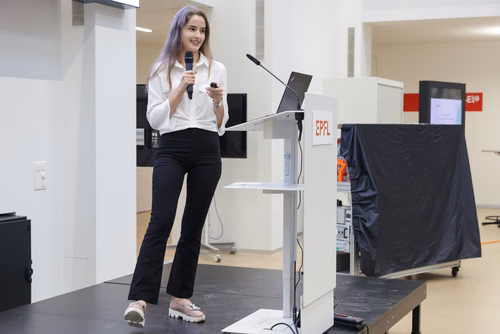After two months of conducting research in an EPFL laboratory, the interns will present their research projects in the form of a poster or a short oral presentation (My research in 180 sec) to a selected audience including professors, donors, organizers as well as the cohort of interns.