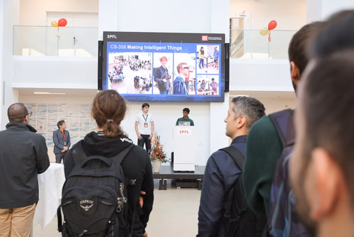 Cette année, la Faculté informatique et communications célèbre son 20e anniversaire, une étape importante dans un domaine qui s’est transformé au cours des deux dernières décennies. Durant cette période, des milliers d’étudiantes et étudiants en bachelor, en master et en doctorat ont obtenu leur diplôme, et ont ensuite contribuer à l’évolution de la branche, tant dans le milieu universitaire que dans le secteur privé.