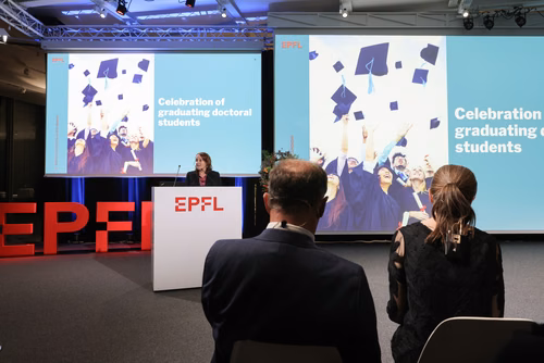 Cette cérémonie a pour objectif de remettre les Prix de la Recherche de l'EPFL aux lauréat·es et de féliciter toutes les doctorantes et doctorants qui ont terminé leur thèse avec succès cette année.