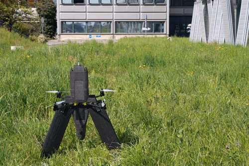 Elythor, une spin-off de l’EPFL développe un drone dont les ailes s’adaptent en temps réel aux conditions de vent et à son mode de vol afin de minimiser sa consommation d’énergie. Destiné à des tâches d’inspection, il peut aussi bien voler à la verticale qu’à l’horizontale. Morpho, un drone d’inspection développé par Elythor, une spin-off de l’EPFL