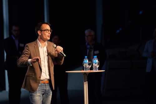 22 entrepreneurs ont participé au concours de “pitch” devant 400 personnes lors de la Startup Champions Seed Night coorganisée par l’EPFL Alumni et venturelab au Forum Rolex Learning Center. Tej Tadi (PhD SV’11), fondateur et CEO de MindMaze, était l’invité d’honneur de cette édition.