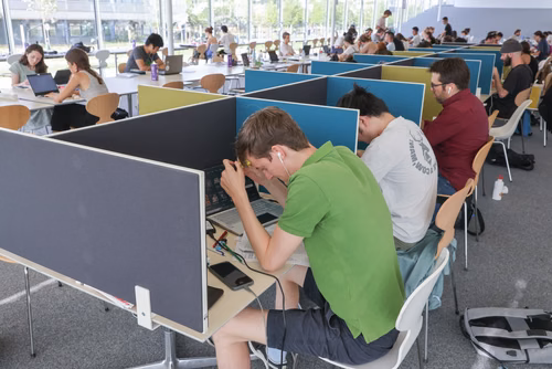 Etudiants en révision des examens sur le campus EPFL