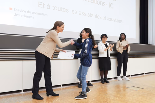 Journée à la découverte des Sciences Remise attestations "Internet & Code pour les filles" Service de la promotion des Sciences de l'EPFL 