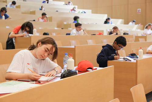 Le championnat des jeux mathématiques et logiques est une compétition populaire et scolaire organisée chaque année à l’échelon européen. Il voit s’affronter des passionné·e·s de mathématiques de toutes générations venus d’une douzaine de pays. Sa finale internationale, qui a traditionnellement lieu à Paris, sera cette année organisée à Lausanne (EPFL). La FSJM gère depuis plus de 30 ans l’organisation de ce championnat en Suisse. Finale sur le Campus EPFL